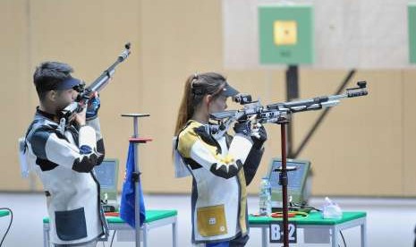 Pasangan atlet menembak Cina Taipei, Lin Yingshin (kanan) dan Shaocuan Lu, merah emas nomor ganda campuran air rifle 10 meter.