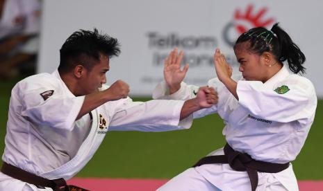 Pasangan atlet shorinji kempo Kalimantan Timur Muhammad Cesar Ramdan (kiri) dan Roro Ajeng Kurti Darmawestri (kanan) memperagakan aksi bela diri pada final shorinji kempo embu berpasangan campuran Kyukenshi PON Papua di GOR STT Gidi, Sentani, Kabupaten Jayapura, Papua, Sabtu (9/10/2021). Pasangan atlet shorinji kempo Kalimantan Timur Muhammad Cesar Ramdan dan Roro Ajeng Kurti Darmawestri berhasil meraih medali emas disusul pasangan atlet Nusa Tenggara Timur Randaka M Putra Minfini dan Dewinda V Pinis meraih medali perak dan pasangan atlet DKI Jakarta Ahmad Idris dan Bunga Chintya Prameswari mendapat medali perunggu.