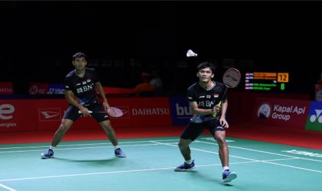 Pasangan Bagas Maulana/Muhammad Shohibul Fikri mengalahkan seniornya Fajar Alfian/Muhammad Rian Ardianto pada babak pertama Daihatsu Indonesia Masters 2021. 