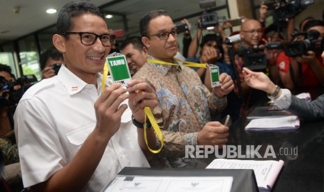 Pasangan bakal cagub-cawagub DKI Jakarta Anies baswedan (kanan) dan Sandiaga Uno