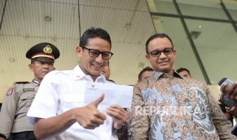  Pasangan Bakal Cagub-Cawagub DKI Jakarta Anies baswedan (kanan) dan Sandiaga Uno keluar dari Gedung KPK, Jakarta, Kamis (29/9).