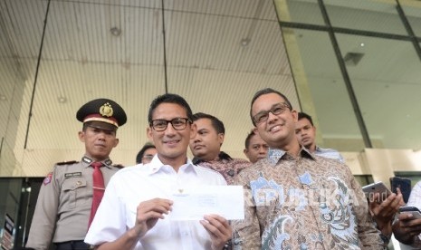 Anies baswedan (kanan) dan Sandiaga Uno 