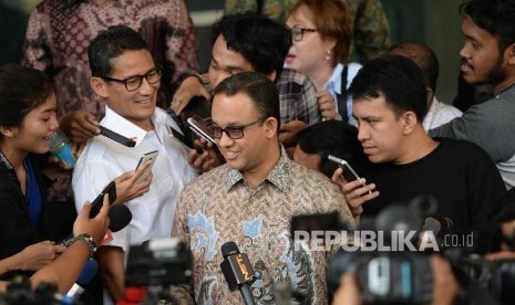 Pasangan Bakal Cagub-Cawagub DKI Jakarta Anies baswedan (kanan) dan Sandiaga Uno keluar dari Gedung KPK, Jakarta, Kamis (29/9).