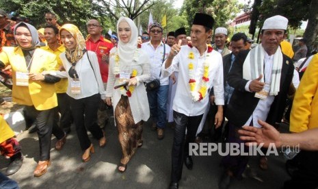 Pasangan bakal Calon Bupati Bogor Ade Ruhandi (kanan) dan Inggrid Kansil (kiri) bersama pendukungnya berjalan menuju KPUD Kabupaten Bogor, Cibinong, Bogor, Jawa Barat,Rabu (10/1). 