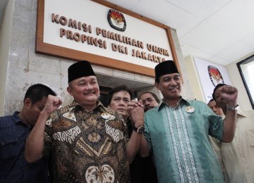 Pasangan Bakal Calon Gubernur Alex Noerdin (kiri) dan Wakil Gubernur DKI Ahmad Nono Sampono (kanan) mendatangi KPUD jakarta, Ahad (18/3). (Republika/Adhi Wicaksono) 