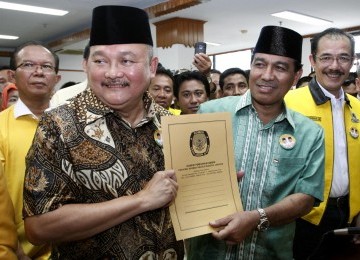 Pasangan Bakal Calon Gubernur Alex Noerdin (kiri) dan Wakil Gubernur DKI Ahmad Nono Sampono (kanan) mendatangi KPUD jakarta, Ahad (18/3). (Republika/Adhi Wicaksono)