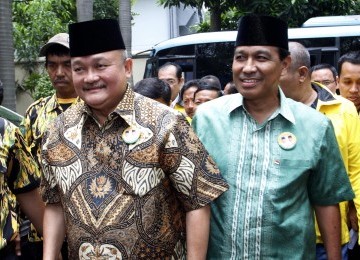 Pasangan Bakal Calon Gubernur Alex Noerdin (kiri) dan Wakil Gubernur DKI Ahmad Nono Sampono (kanan) mendatangi KPUD jakarta, Ahad (18/3). (Republika/Adhi Wicaksono)