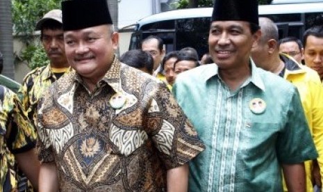 Pasangan Bakal Calon Gubernur Alex Noerdin (kiri) dan Wakil Gubernur DKI Ahmad Nono Sampono (kanan) mendatangi KPUD jakarta, Ahad (18/3). (Republika/Adhi Wicaksono)