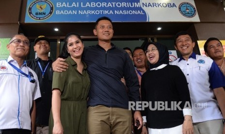 Pasangan bakal calon gubernur dan calon wakil gubernur DKI Jakarta Agus Harimurti Yudhoyono dan Sylviana Murni seusai menjalani tes bebas narkoba di BNN, Jakarta, Ahad (25/9).