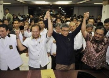 Pasangan Bakal Calon Gubernur dan Wagub DKI, Hidayat Nur Wahid (kedua kiri) dan Didik J Rachbini (kedua kanan), bersama Mantan Presiden PKS Tifatul Sembiring (kiri) dan Presiden PKS Luthfi Hasan Ishaq (kanan) berpegangan tangan usai menyerahkan dokumen pen