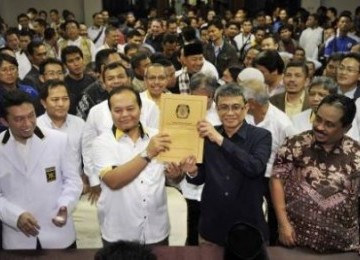 Pasangan Bakal Calon Gubernur dan Wagub, DKI Hidayat Nur Wahid (kedua kiri) dan Didik J Rachbini (kedua kanan), bersama Mantan Presiden PKS Tifatul Sembiring (kiri) dan Presiden PKS Luthfi Hasan Ishaq (kanan) menunjukan dokumen bukti pendaftaran di Komisi 