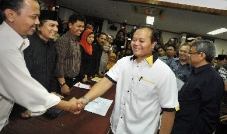 Pasangan Bakal Calon Gubernur dan Wagub DKI Hidayat Nur Wahid (tengah) dan Didik J Rachbini (kanan) saat pendaftaran di KPUD, Jakarta, Senin (19/3) lalu.