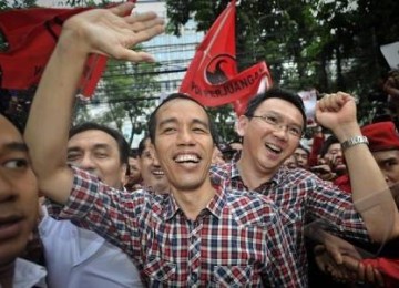 Pasangan Bakal Calon Gubernur dan Wagub DKI, Joko Widodo (kanan) dan Basuki Tjahaya Purnama (kiri), menunjukkan dokumen pendaftaran Cagub dan Cawagub di Komisi Pemilihan Umum Daerah (KPUD), Jakarta, Senin (19/3).