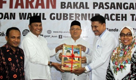 Pasangan bakal calon gubernur dan wakil gubernur Aceh dari jalur independen, Abdullah Puteh (kedua kiri) dan Sayed Mustafa (kedua kanan) menyerahkan berkas pendaftaran kepada anggota komisioner Komisi Independen Pemilihan (KIP) Aceh di Banda Aceh.