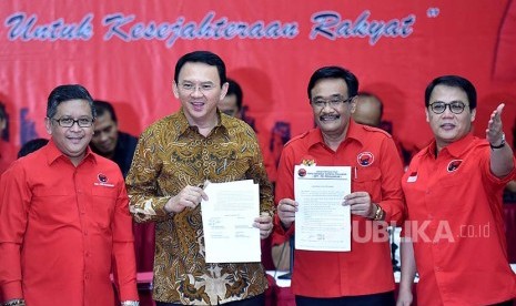 Pasangan bakal calon Gubernur dan Wakil Gubernur DKI Jakarta yang diusung PDI Perjuangan, Basuki Tjahaja Purnama (kedua kiri) dan Djarot Saiful Hidayat (kedua kanan) disaksikan Sekjen PDI Perjuangan Hasto Kristiyanto (kiri) dan Wasekjen PDI Perjuangan Ahma