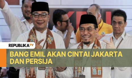 Pasangan bakal calon gubernur dan wakil gubernur DKI Jakarta Ridwan Kamil (kiri) dan Suswono (kanan) berpose usai mendaftar di kantor KPU DKI Jakarta, Rabu (28/8/2024). Pasangan Ridwan Kamil dan Suswono menjadi pendaftar kedua bakal calon gubernur dan wakil gubernur DKI Jakarta sebagai peserta dalam Pilgub DKI Jakarta 2024 dengan dukungan dari 13 partai yang terbagung dalam Koalisi Pemersatu. Seusai pendaftaran, KPU DKI Jakarta akan melakukan verifikasi data dan berkas bakal calon gubernur dan wakil gubernur selama tiga hari sebelum ditetapkan sebagai calon gubernur dan wakil gubernur.