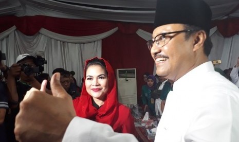 Pasangan bakal calon gubernur dan wakil gubernur Jawa Timur, Saifullah Yusuf (Gus Ipul) dan Puti Guntur Soekarno mendatangi kantor Komisi Pemilihan Umum Provinsi Jawa Timur.