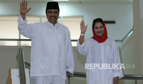 Pasangan bakal calon Gubernur dan Wakil Gubernur Jawa Timur Saifullah Yusuf (kiri) dan Puti Guntur Soekarno (kanan) bersiap menjalani tes kesehatan tahap kedua di Graha Amerta RSUD Dr Soetomo Surabaya, Jawa Timur, Jumat (12/1).