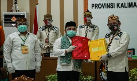 Pasangan bakal calon Gubernur dan Wakil Gubernur Kalimantan Tengah, Sugianto Sabran (tengah) dan Edy Pratowo (kiri) 