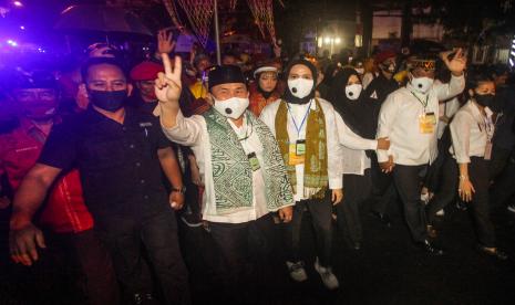 Pasangan bakal calon Gubernur dan Wakil Gubernur Kalimantan Tengah, Sugianto Sabran (kedua kiri) dan Edy Pratowo (kedua kanan) 