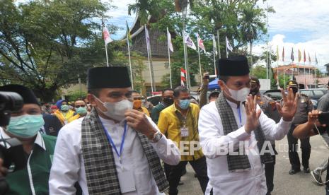 Pasangan bakal calon Gubernur dan Wakil Gubernur Sumbar, Fakhrizal (kiri) dan Genius Umar (kanan), saat akan mendaftar di Kantor KPU Sumatera Barat, di Padang, Ahad (6/9/2020). Fakhrizal yang merupakan mantan Kapolda Sumbar itu berpasangan dengan Genius Umar, Wali Kota Pariaman, maju sebagai Calon Gubernur Sumbar diusung oleh PKB, Golkar, dan Nasdem.