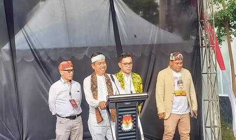 Pasangan bakal calon Gubernur Jawa Barat dan bakal calon Wakil Gubernur Jawa Barat Dedi Mulyadi-Erwan Setiawan menjadi yang pertama mendaftar pemilihan Gubernur Jabar di kantor KPU Jabar, Jalan Garut, Kota Bandung, Selasa (27/8/2024). 