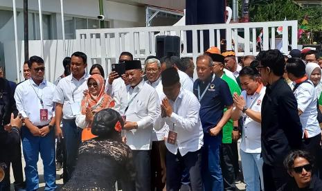 Pasangan bakal calon Gubernur Jawa Barat dan Wakil Gubernur Jawa Barat Ahmad Syaikhu-Ilham Habibie resmi mendaftarkan diri pada pemilihan Gubernur Jawa Barat ke Kantor KPU Jabar, Kamis (29/8/2024). Mereka diusung oleh tiga partai koalisi yaitu PKS, PPP dan Partai Nasdem. 