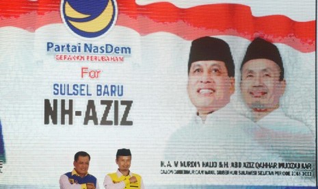 Pasangan bakal calon Gubernur Sulsel Nurdin Halid (kiri) dan wakilnya Aziz Qahar Mudzakkar (kanan) melakukan salam satu hati pada deklarasi dukungan Partai Nasdem terhadap pasangan tersebut di Makassar, Sulawesi Selatan, Kamis (14/9).