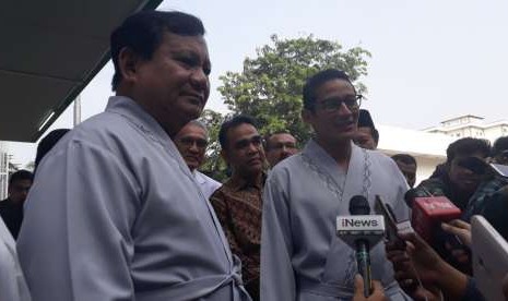 Pasangan bakal calon presiden (bacapres) Prabowo Subianto dan bakal calon wakil presiden (bacawapres) Sandiaga Salahuddin Uno mengenakan pakaian pasien bermodel kimono ketika menjalani tahapan tes kesehatan di Rumah Sakit Pusat Angkatan Darat (RSPAD) Gatot Soebroto, Jakarta, pada Senin (13/8) pagi. 