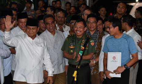 Pasangan bakal calon presiden dan calon wakil presiden Pilpres 2019 Prabowo Subianto (kiri) dan Sandiaga Uno (kanan) didampingi Kepala RSPAD Mayjen TNI Terawan Agus Putranto (tengah) memberikan keterangan kepada wartawan tes kesehatan di RSPAD, Jakarta, Senin (13/8).