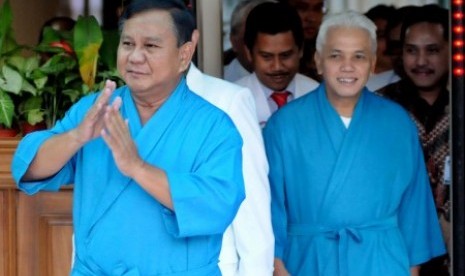 Pasangan bakal calon presiden dan wakil presiden dari poros Partai Gerakan Indonesia Raya (Gerindra) - Partai Amanat Nasional (PAN) Prabowo Subianto (kiri) dan Hatta Rajasa (kanan) mengenakan baju piyama saat akan menjalani tes kesehatan di Rumah Sakit Pus