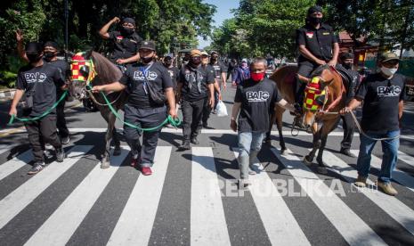 Pasangan bakal calon Wali Kota dan Wakil Wali Kota Solo Bagyo Wahono (kiri) dan FX Supardjo (kanan) menaiki kuda menuju kantor KPU Solo untuk melakukan pendaftaran Pilihan Wali Kota (Pilwakot) 2020 di Solo, Jawa Tengah, Ahad (6/9/2020). Pasangan Bagyo Wahyono dan FX Supardjo alias Bajo resmi mendaftarkan diri sebagai calon Wali Kota dan Wakil Wali kota Solo pada Pilkada 2020 mendatang melalui jalur perseorangan atau non partai, keduanya akan berhadapan dengan pasangan Gibran Rakabuming Raka-Teguh Prakosa yang telah mendaftar sebelumnya.