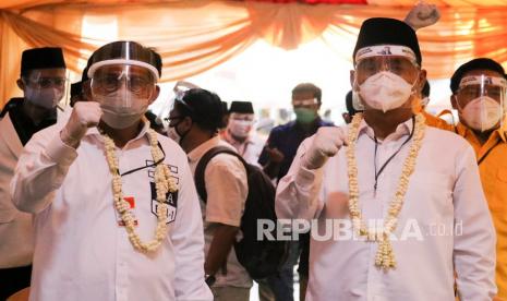 Pasangan Bakal Calon Wali Kota dan Wakil Wali Kota Surabaya Machfud Arifin (kiri) dan Mujiaman Sukirno berpose di Kantor Komisi Pemilihan Umum (KPU) Kota Surabaya, Jawa Timur, Ahad  (6/9/2020). Pasangan Bakal Calon Wali Kota dan Wakil Wali Kota Surabaya yang didukung delapan partai pengusung yaitu PKB, Gerindra, PKS, Golkar, Demokrat, NasDem, PAN dan PPP itu maju dalam Pilkada Surabaya 2020.