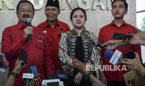 Pasangan bakal calon Wali Kota Solo Achmad Purnomo (kiri) dan Teguh Prakosa (kedua kiri) disaksikan Ketua Bidang Pemerintahan, Pertahanan dan Keamanan PDI Perjuangan Puan Maharani (kedua kanan) dan bakal calon Wali Kota Solo Gibran Rakabuming Raka (kanan) memberi keterangan pers usai menjalani uji kelayakan dan kepatutan penjaringan calon Wali Kota Solo di Kantor DPP PDI Perjuangan, Menteng, Jakarta, Senin (10/2/2020).