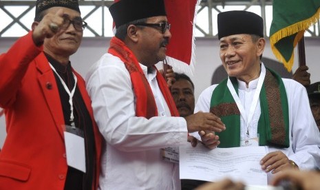 Pasangan bakal calon yang juga petahana Gubernur Banten Rano Karno (tengah) menyalami Balon Cawagub Embay Mulya Syarif (kanan) disaksikan Ketua DPD PDIP Banten Sakira (kiri) saat Deklarasi Cagub Banten di Serang, Jumat (23/9). 