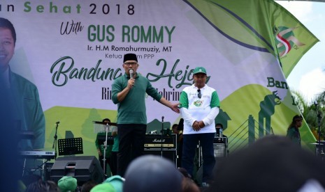 Pasangan Balongub dan Balonwagub Jabar 2018 Ridwan Kamil dan Uu Ruzhanul Ulum (Rindu) dalam acara jalan santai memeringati HUT PPP ke-46 di Lapangan Tegallega, Kota Bandung, Ahad (11/2). 