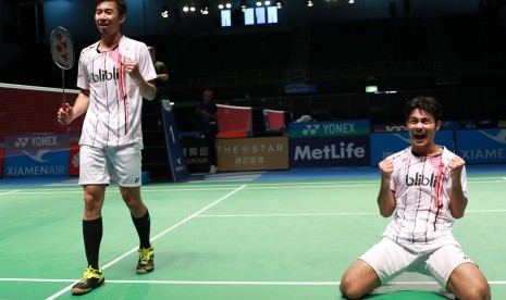 Pasangan Berry Angriawan/Ryan Agung Saputra merayakan kemenangan dan lolos ke babak semifinal Australia Open Super Series 2016, Jumat (10/6).