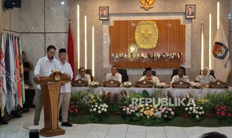 Pasangan Bupati dan Wakil Bupati Bandung Barat Terpilih 2025-2030, Jeje Ritchie Ismail-Asep Ismail Mengawali Pidato dalam Rapat Pleno di Kantor KPU KBB, Kamis (6/2/2025)