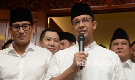 Pasangan Cagub Cawagub DKI Jakarta Anies Baswedan dan Sandiaga Uno menggelar konferensi pers di Posko Pemenangan Paslon Anies-Sandi Kertajaya, Jakarta, Rabu (19/4). 