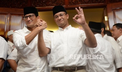 Pasangan Cagub Cawagub DKI Jakarta Anies Baswedan dan Sandiaga Uno memberikan salam Oke Oce usai menggelar konferensi pers di Posko Pemenangan Paslon Anies-Sandi Kertajaya, Jakarta, Rabu (19/4).