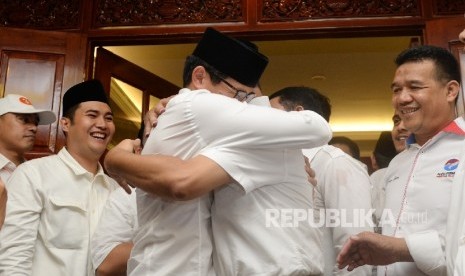 Pasangan Cagub Cawagub DKI Jakarta Anies Baswedan dan Sandiaga Uno berpelukan usai menggelar konferensi pers di Posko Pemenangan Paslon Anies-Sandi Kertajaya, Jakarta, Rabu (19/4). 