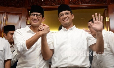 Pasangan Cagub Cawagub DKI Jakarta Anies Baswedan dan Sandiaga Uno memberikan salam Oke Oce usai menggelar konferensi pers di Posko Pemenangan Paslon Anies-Sandi Kertajaya, Jakarta, Rabu (19/4).