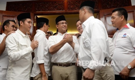 Pasangan Cagub Cawagub DKI Jakarta Anies Baswedan dan Sandiaga Uno menerima ucapan selamat dari simpatisan usai menggelar konferensi pers di Posko Pemenangan Paslon Anies-Sandi Kertajaya, Jakarta, Rabu (19/4).