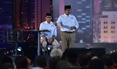 Pasangan cagub-cawagub DKI Jakarta nomor urut 3, Anies Baswedan (kiri) dan Sandiaga Uno, menyampaikan visi dan misinya saat debat cagub-cawagub DKI Jakarta pada putaran pertama di Hotel Bidakara, Jakarta.