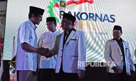 Pasangan Cagub-Cawagub DKI Jakarta nomor urut tiga Anies Baswedan (kedua kiri)-Sandiaga Uno (kiri) menyalami Presiden PKS Mohamad Sohibul Iman (kedua kanan) disaksikan Wakil Ketua Majelis Syuro Hidayat Nur Wahid (kanan) saat menghadiri pembukaan Rakornas P