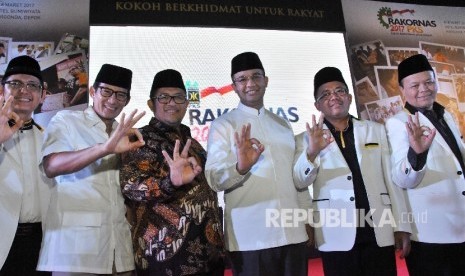 Anies Baswedan (ketiga kanan)-Sandiaga Uno (kedua kiri) bersama Presiden PKS Mohamad Sohibul Iman (kedua kanan), Wakil Ketua Majelis Syuro Hidayat Nur Wahid (kanan), dan Gubernur Jawa Barat Ahmad Heryawan.