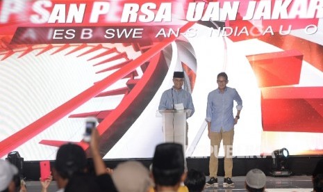 Pasangan Cagub-Cawagub DKI Jakarta terpilih Anies Baswedan - Sandiaga Uno memberikan pidato politik usai penetapan calon terpilih Pilkada DKI Jakarta oleh KPUD di Museum Bank Indonesia, Jakarta, Jumaat (5/5) malam.