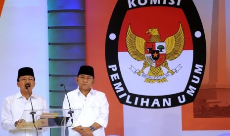 Pasangan cagub/cawagub no.1 Fauzi Bowo-Nachrowi Ramli berbicara saat mengikuti acara debat kandidat pilkada DKI Jakarta putaran ke 2 di Jakarta, Jumat (14/9). Debat Kandidat yang menghadirkan dua pasangan calon Gubernur dan wakil Gubernur tersebut untuk me