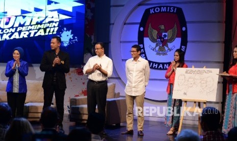 Pair of Jakarta's governor and deputy governor candidates Agus Harimurti Yudhoyono-Silvyana Murni with Anies Baswedan-Sandiaga Uno has signed peace declaration during 'Jumpa Calon Pemimpin Jakarta' event at the JakTV studio's.