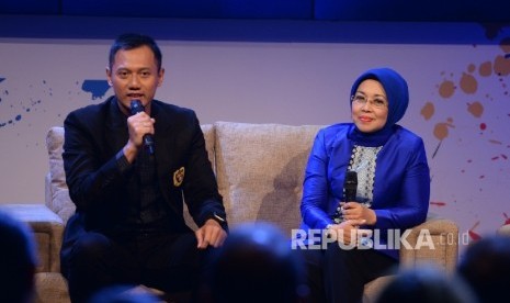 Pasangan Cagub dan Cawagub DKI Agus Harimurti Yudhoyono dan Silvyana Murni saat diskusi yang dipandu oleh Ronald Surapradja (kiri) dan Rahma Sarita pada peluncuran Jumpa Calon Pemimpin Jakarta di Studio Jak TV, Jakarta, Jumat (21/10).